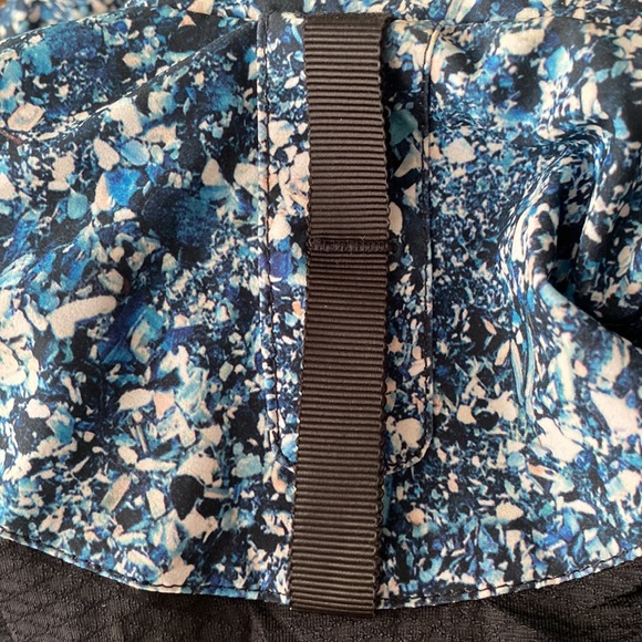 Lululemon Gather Me Slightly Jacket 
2017 Seawheeze Tofino Shells Multi Black 6 - Picture 11 of 11